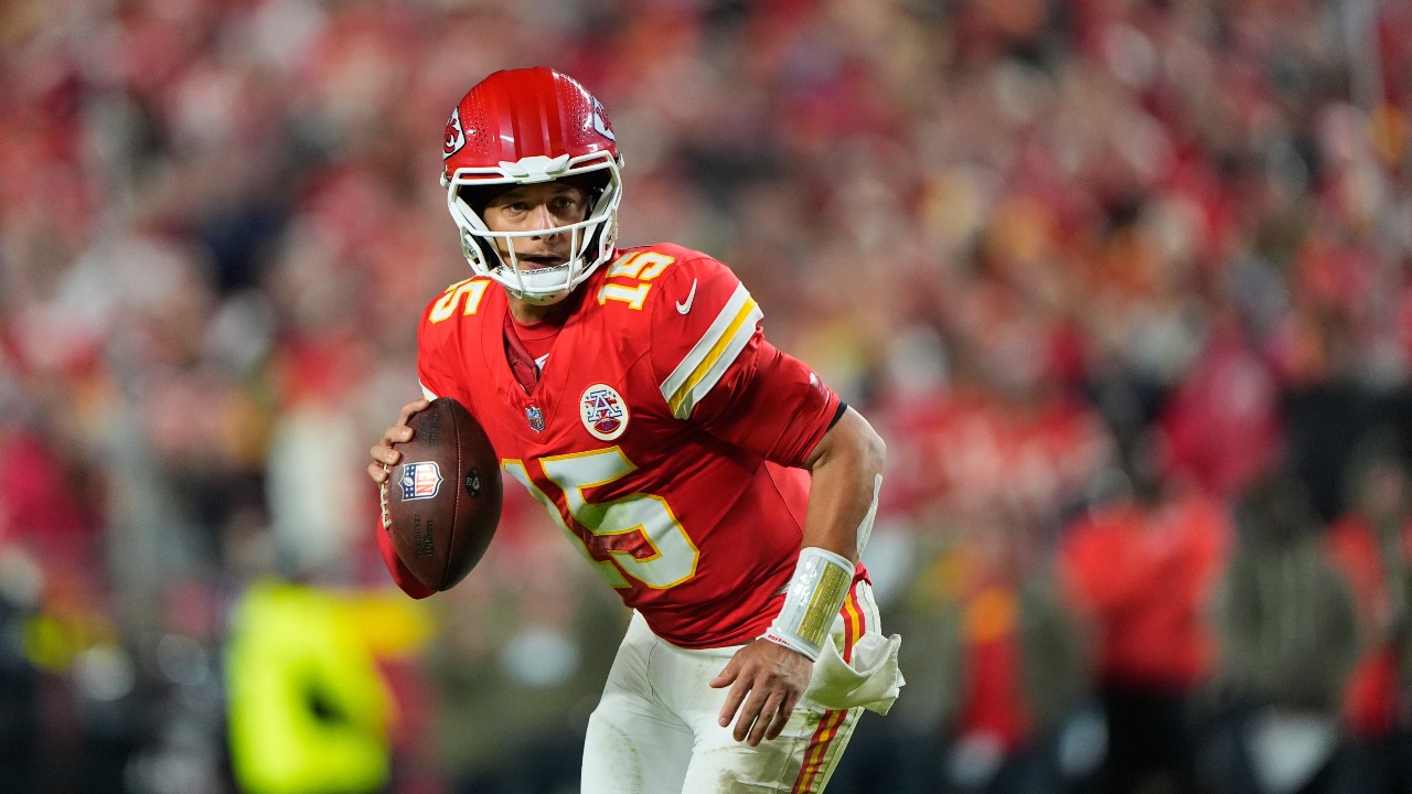 Mahomes, Hunt lead Chiefs to dominant win over Commanders